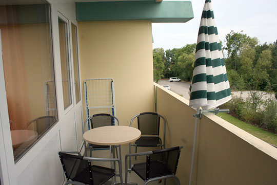 typischer Balkon einer Monteurunterkunft